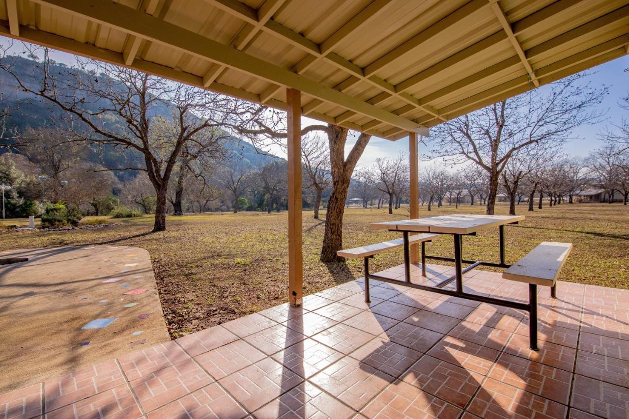 Seven Bluff Cabins Concan Exterior photo