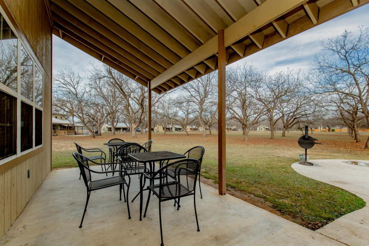 Seven Bluff Cabins Concan Exterior photo