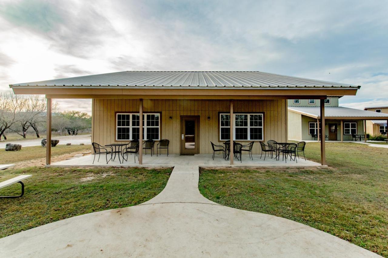 Seven Bluff Cabins Concan Exterior photo