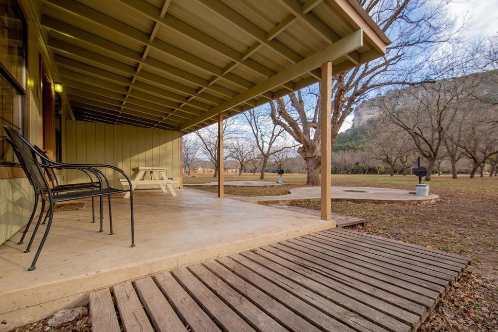 Seven Bluff Cabins Concan Exterior photo