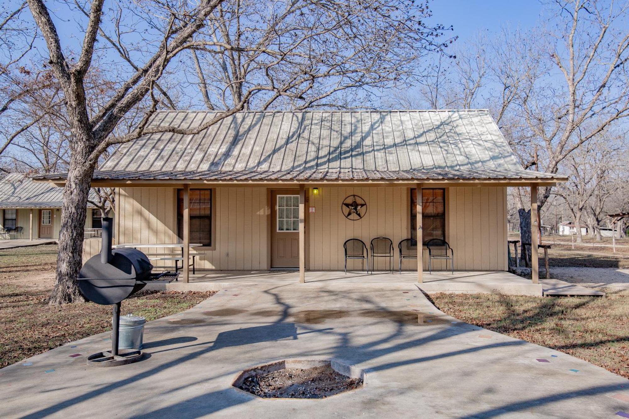 Seven Bluff Cabins Concan Exterior photo