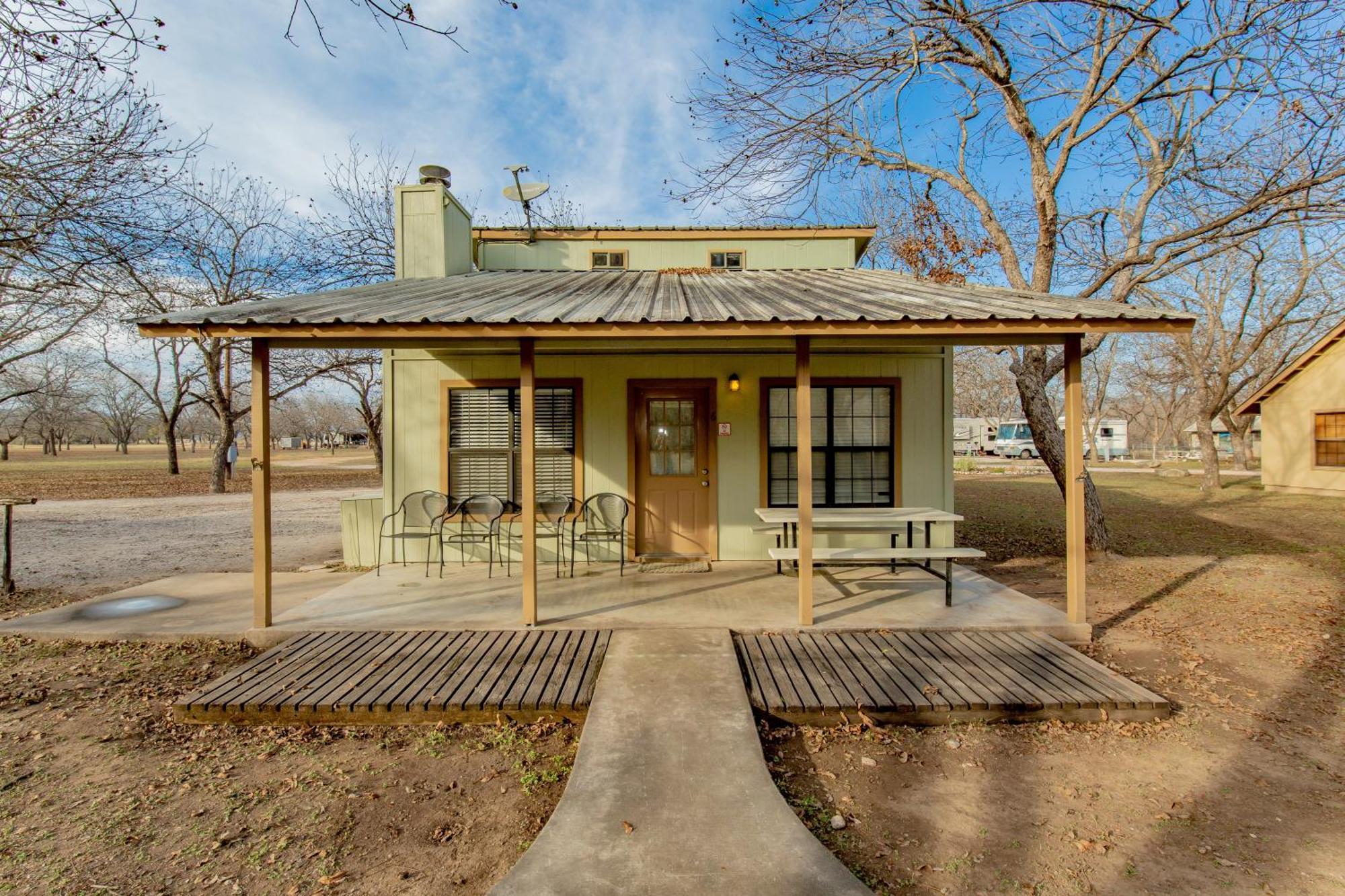 Seven Bluff Cabins Concan Exterior photo